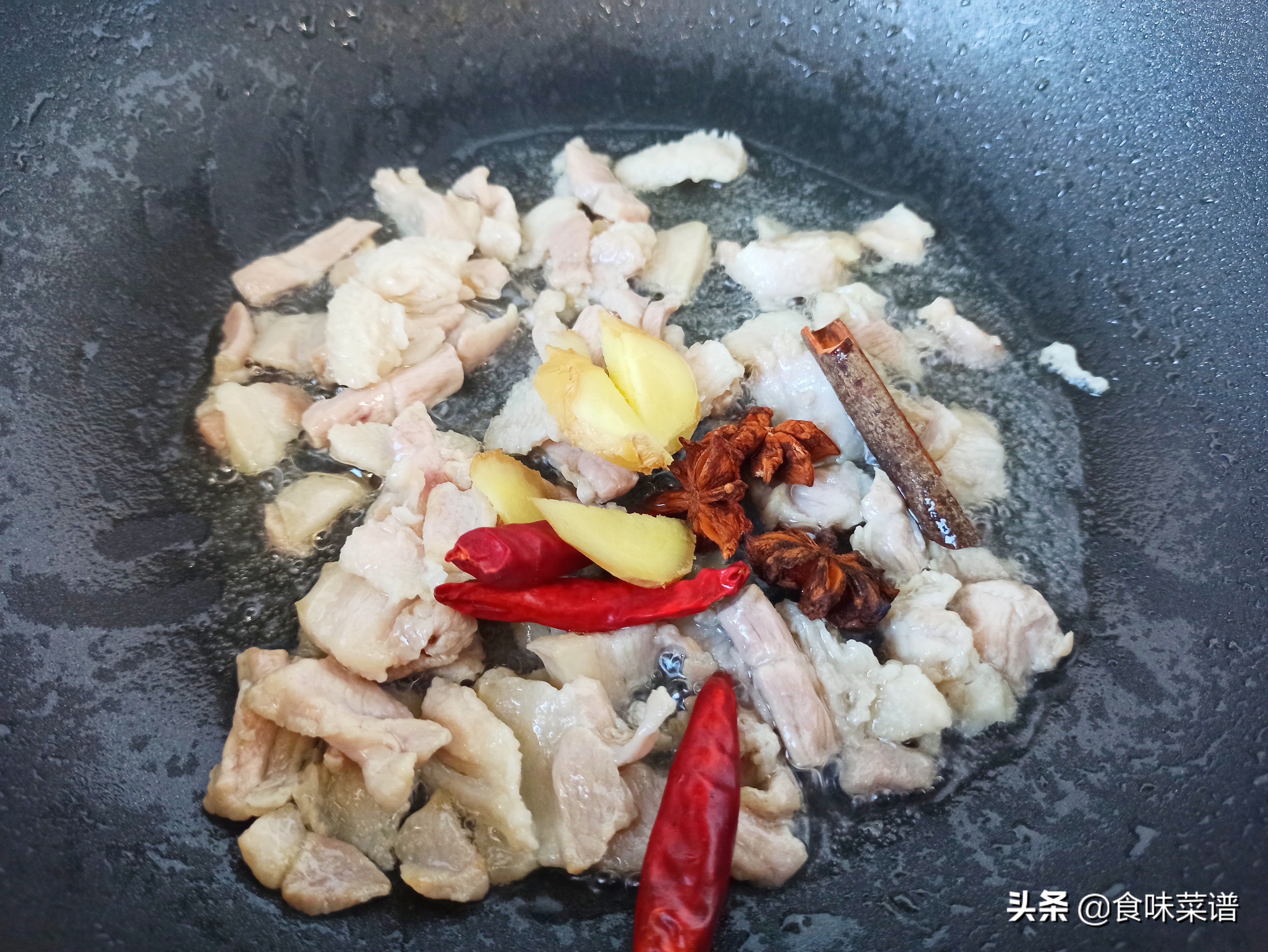 猪肉炖粉条怎么做才好吃？记住3个小技巧，鲜香入味，汤汁都不剩