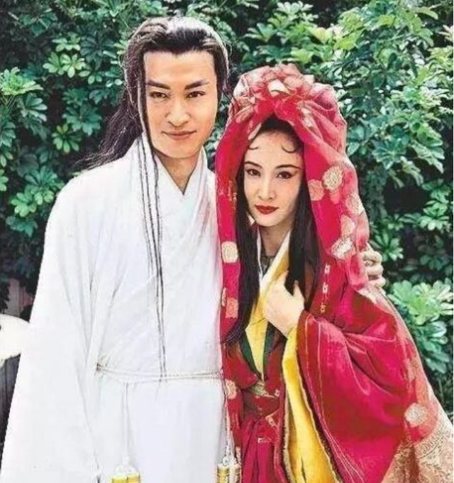 刘德华赞叹，干爹力捧，“颠倒众生”的贾静雯上位黑红内幕