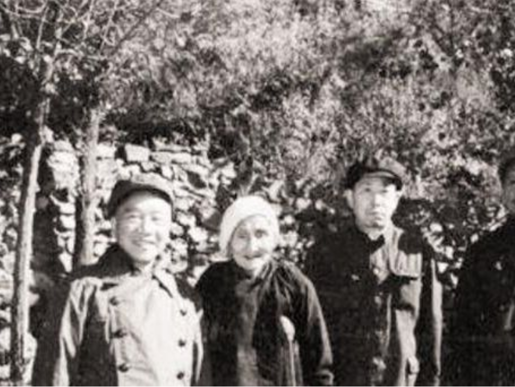 1937年，一乞丐点名见任弼时，任弼时痛哭：我们给你办过追悼会了