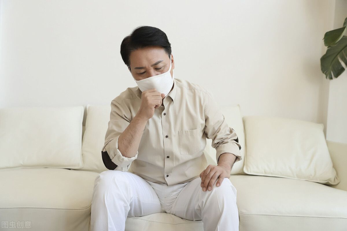 男人看着强，其实同样脆弱，3个症状别硬扛，或许隐藏着疾病