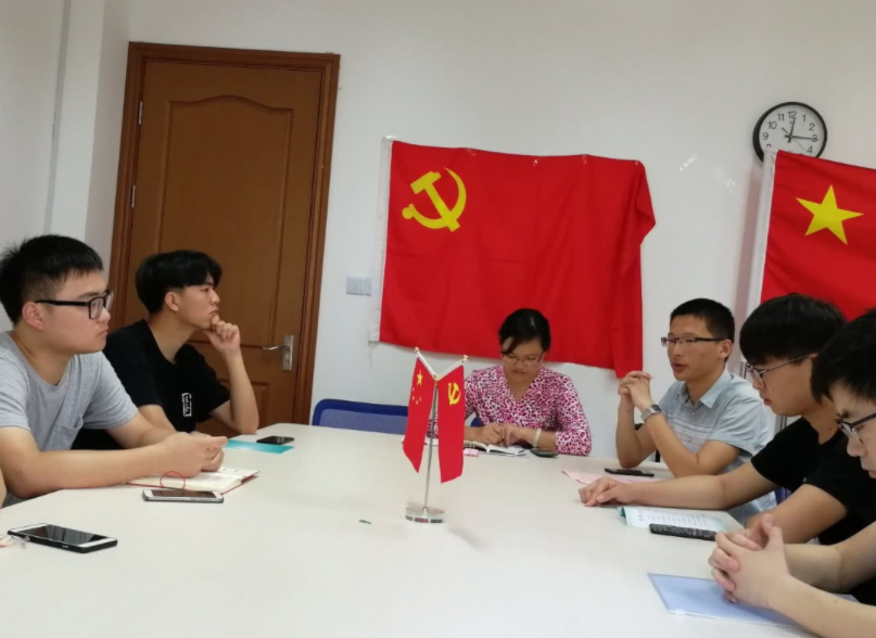 大学生入党有诸多优势，想要顺利入党，学生应该先了解决定权在谁