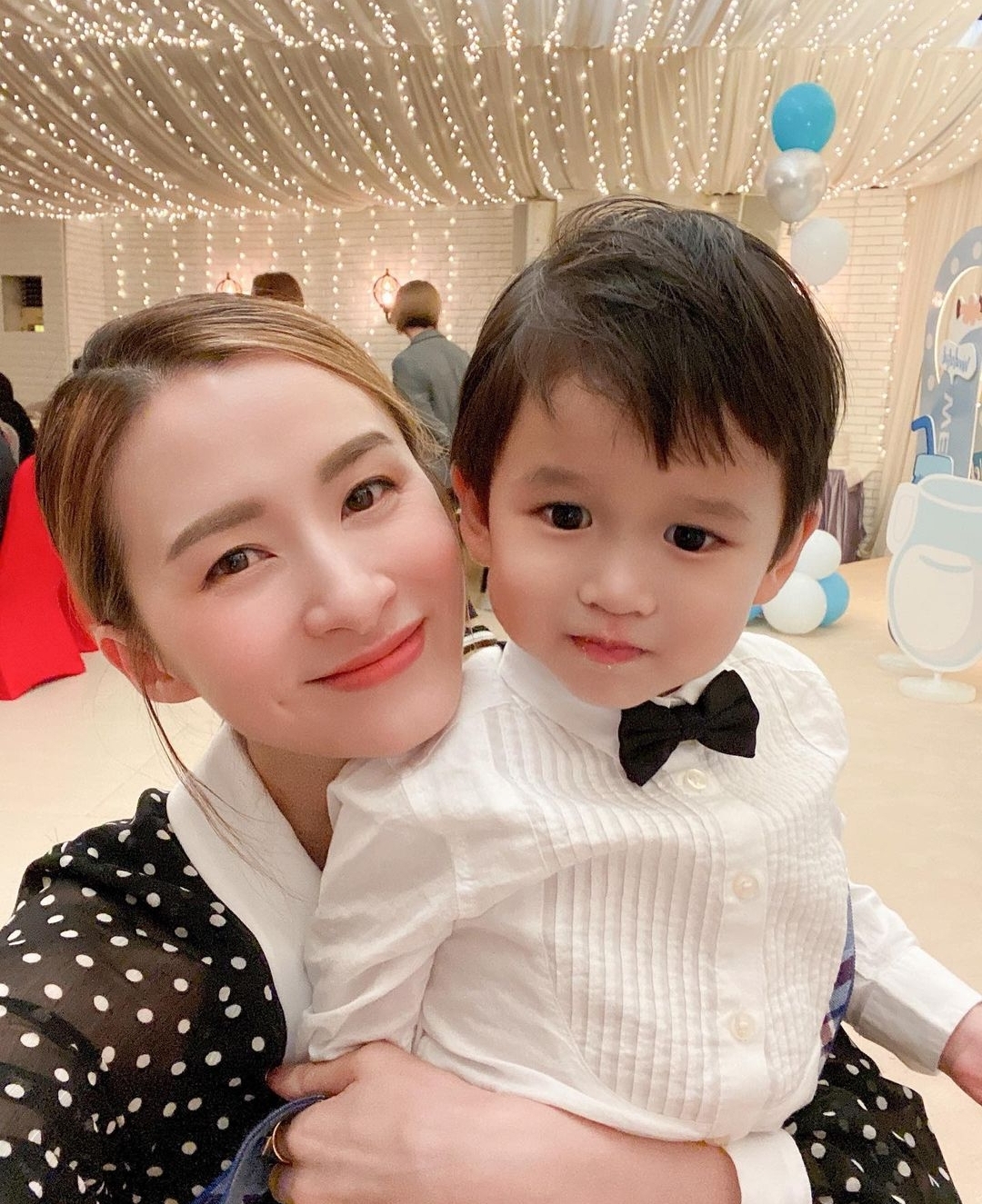 胡杏儿为半岁幼子举办party，豪门三兄弟穿同款，个个绅士又帅气