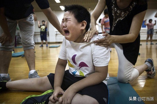 孩子爱哭,到底怎么管?4步帮娃控制情绪,父母越早知道越好