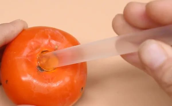 好百邻育婴师教你柿子的正确吃法，不流汁不脏手，干净还完整