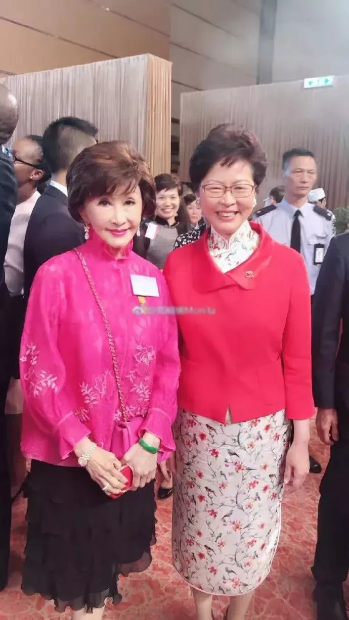 几十万名牌包,上亿帝王绿翡翠,明星烧钱“富养”女儿大PK