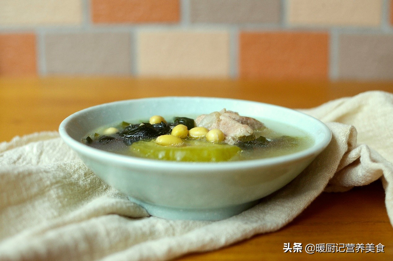 所需食材排骨300,黄豆70g,苦瓜300g,海带苗50g,鸡脚两个姜2片,料酒3g