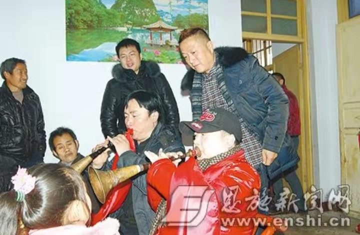 他身高1米49，在夜场当小丑，却将女儿培养成唢呐名家，年入百万