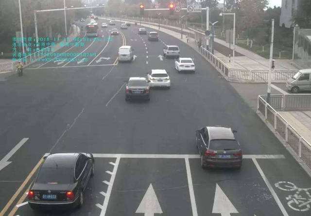 闯黄灯过一半路口红灯就亮了，走还是停？选错了就扣6分
