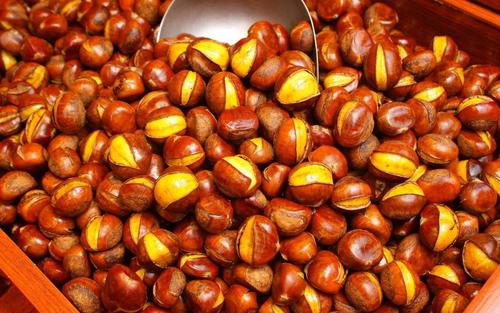 板栗去壳原来这么简单，教你一招，几分钟剥一大盘，又快又完整