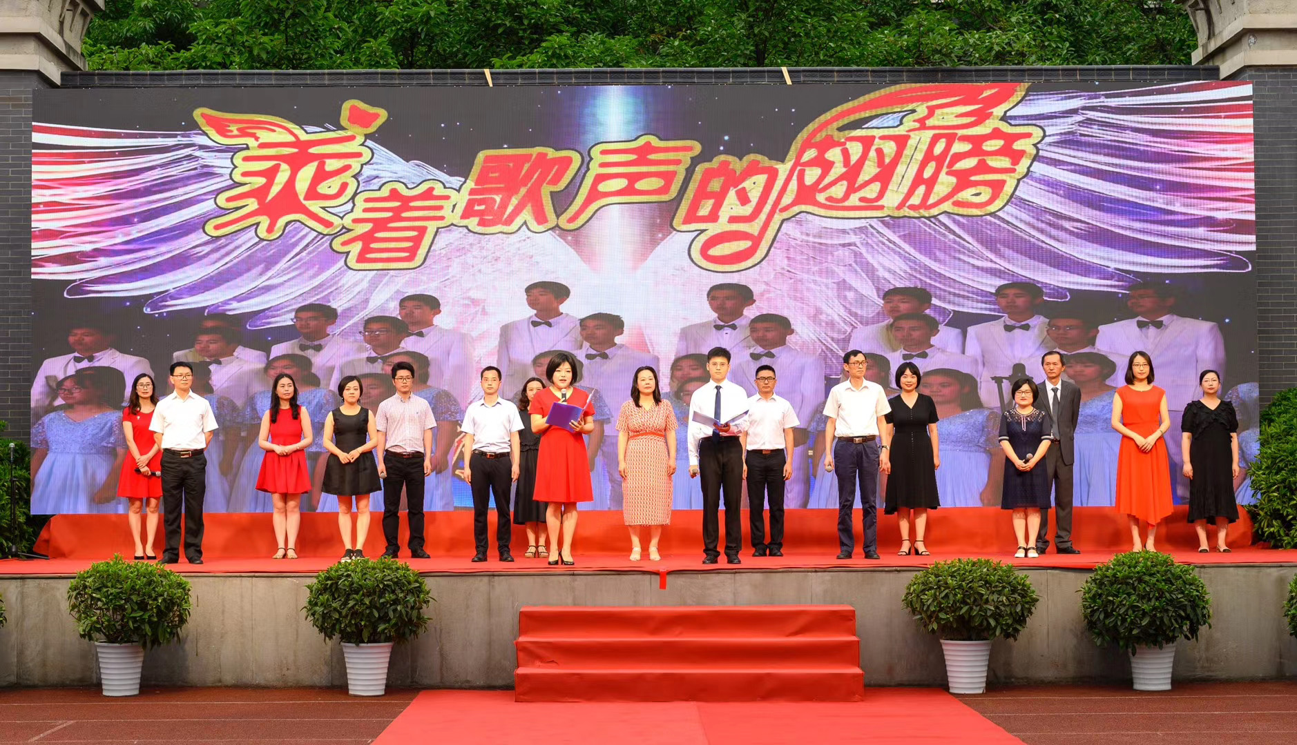 出席18岁！川大附中最特殊毕业成人礼,校长向680余名学生逐一挥手