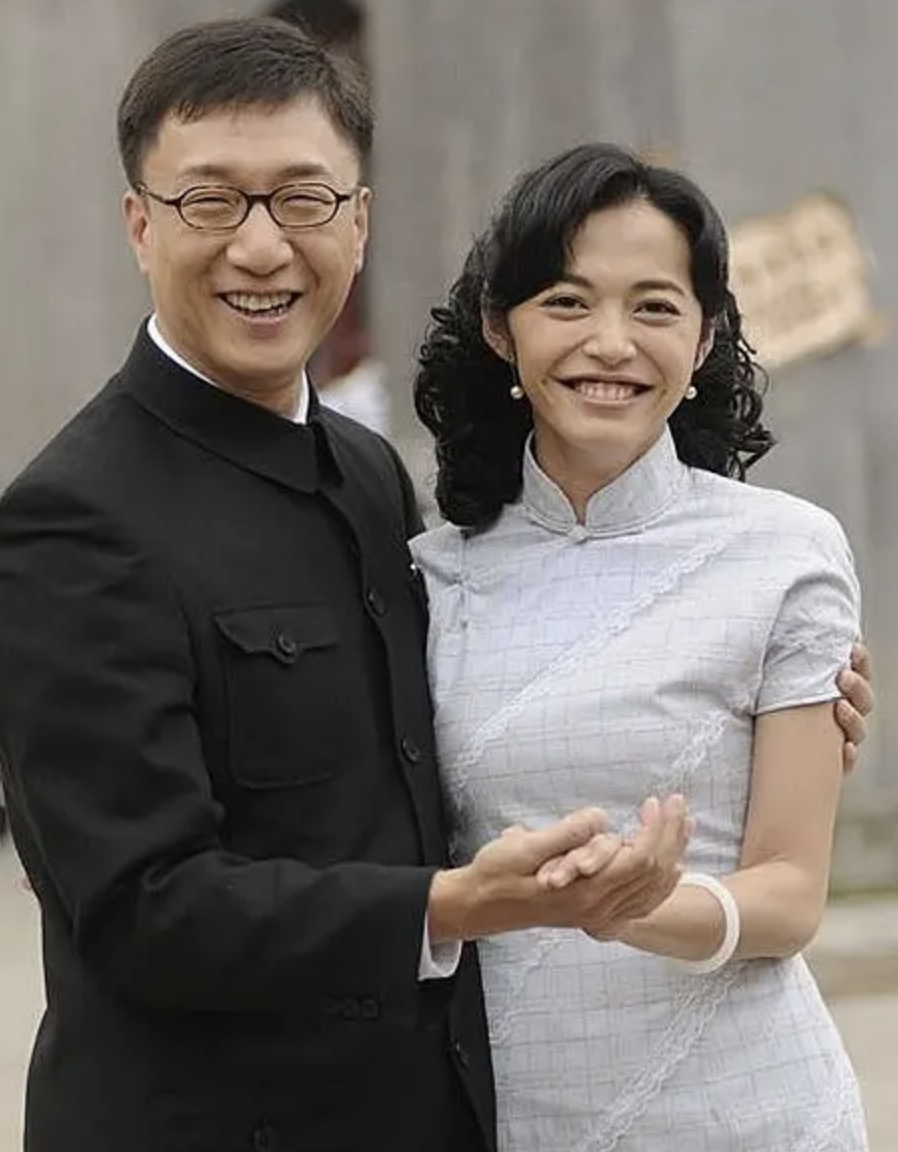 孙红雷主演了经典电视剧《潜伏》,凭借余则成一角大火,同时也和搭档