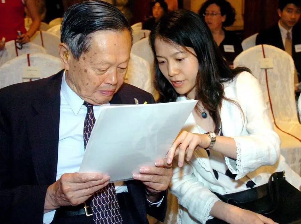 别再骂翁帆了，捐掉近200万美金存款，和杨振宁恩爱17年值得尊敬