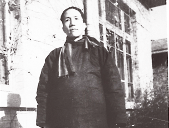 妻子卧病在床，他提前为妻子写挽联，妻子看后：我一定比你活得长