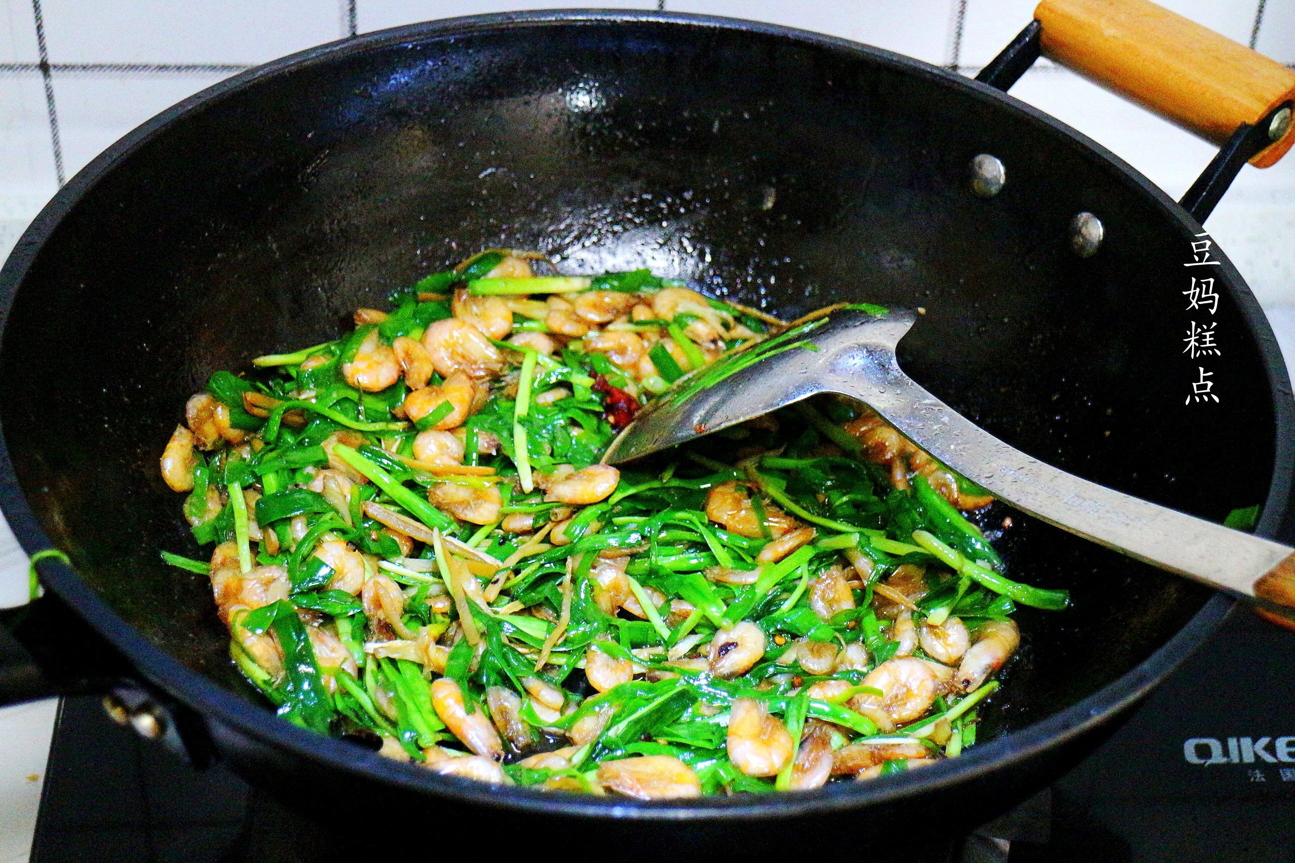 韭菜炒河虾，4月正当吃，鲜香味美，特别适合孩子