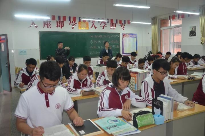 高考英语地位受到威胁，小语种开始上位，高考选其他语言靠谱吗？