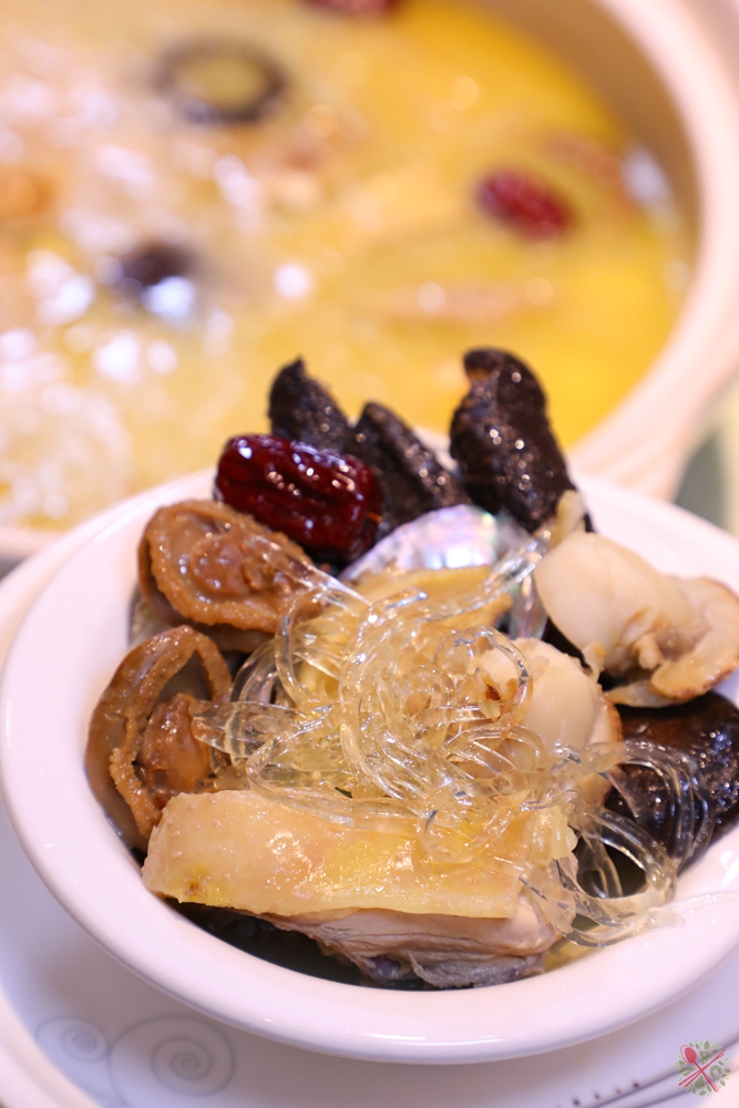 汇集12种食材的佛跳墙，鲍参翅肚样样都有