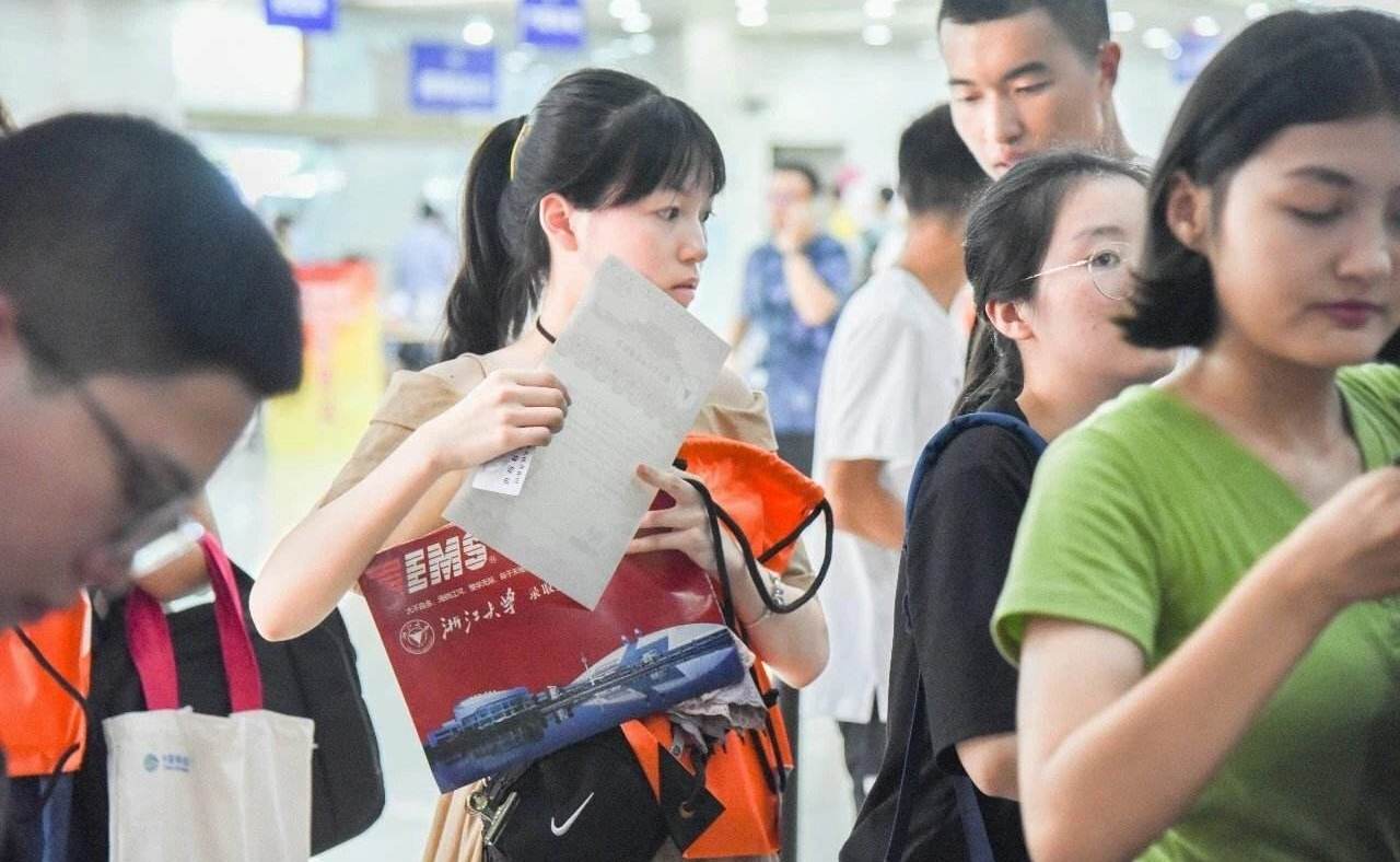 大一新生开学，躲不掉的“自我介绍”，教你3招让别人记住你