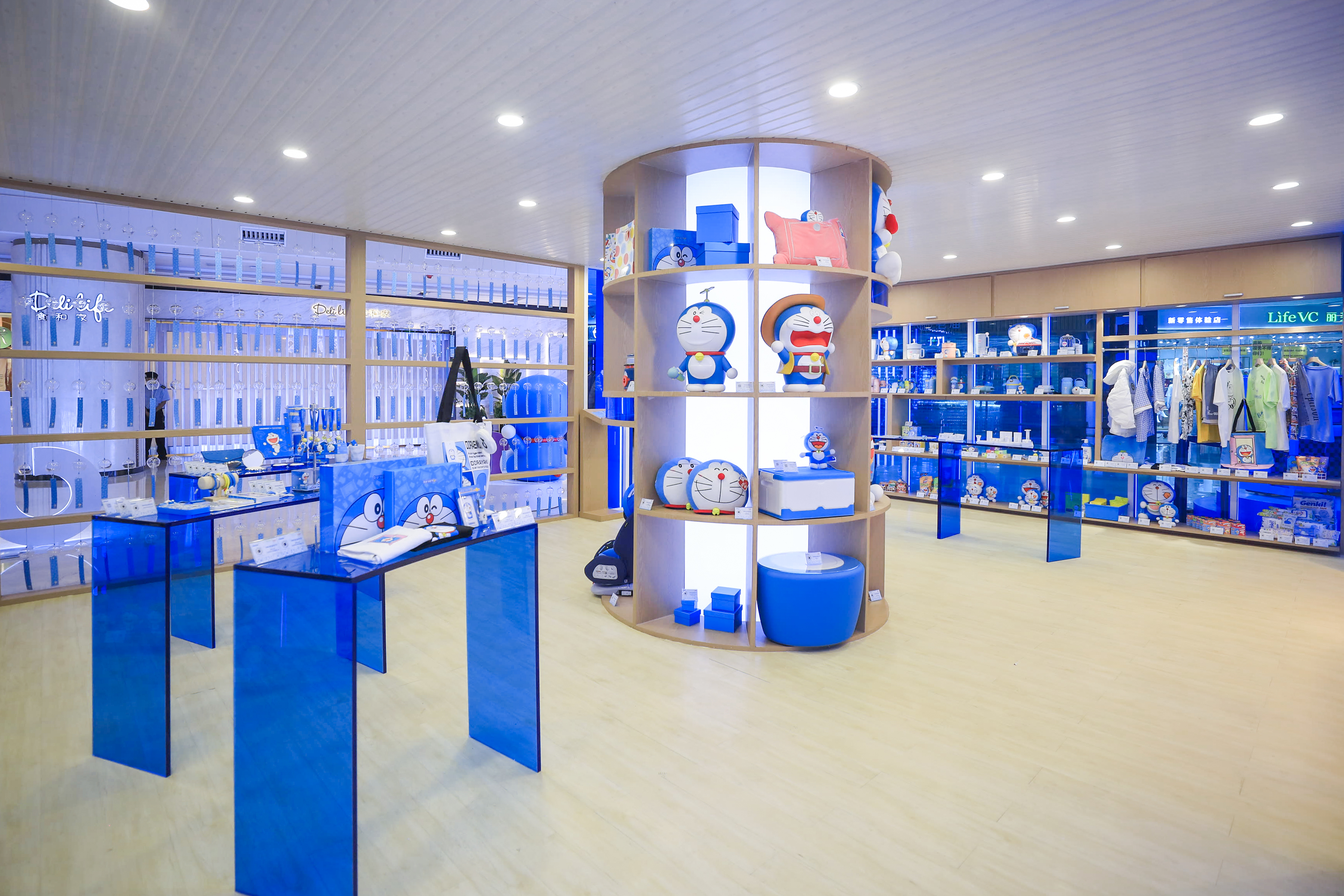 巨型哆啦A梦亮相上海，抖音电商打造超全正品周边超级IP日