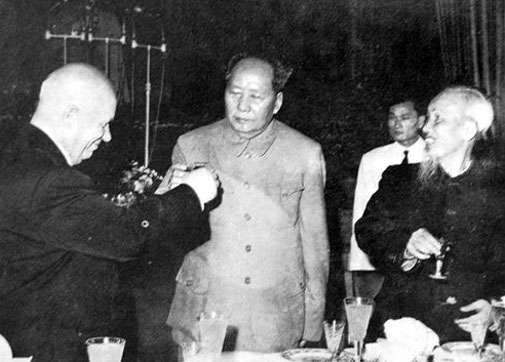 1959年人民大会堂国宴，在宴会厅天花板上，为何藏着50个黑衣人