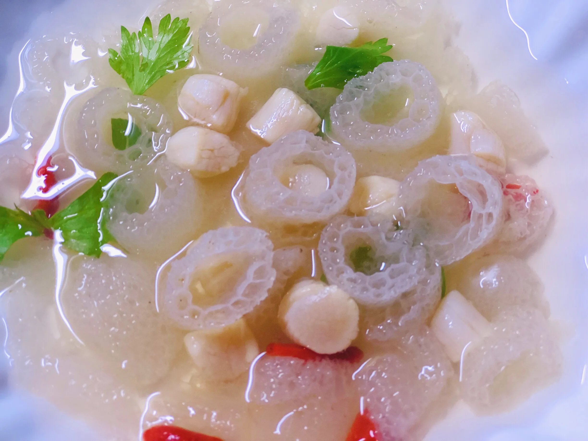 干贝竹荪汤，粤菜中的著名汤品，简单一炖，便可成就极致鲜味