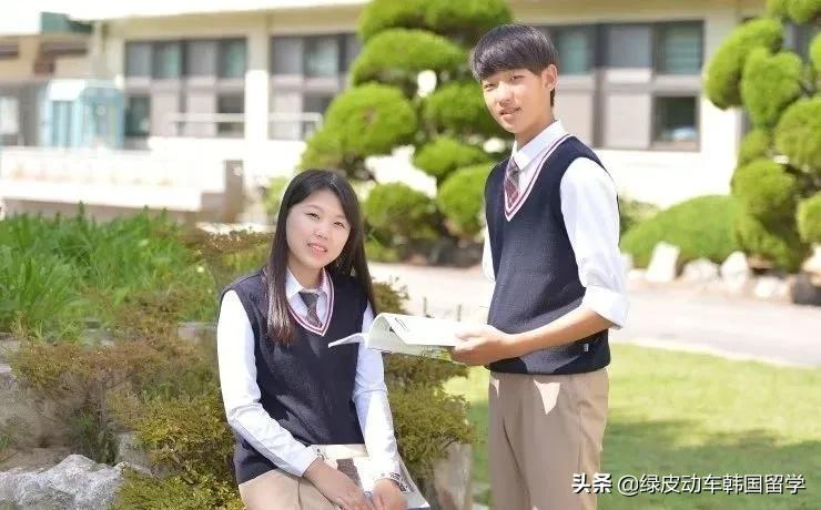 韩国的大学里居然还穿校服？
