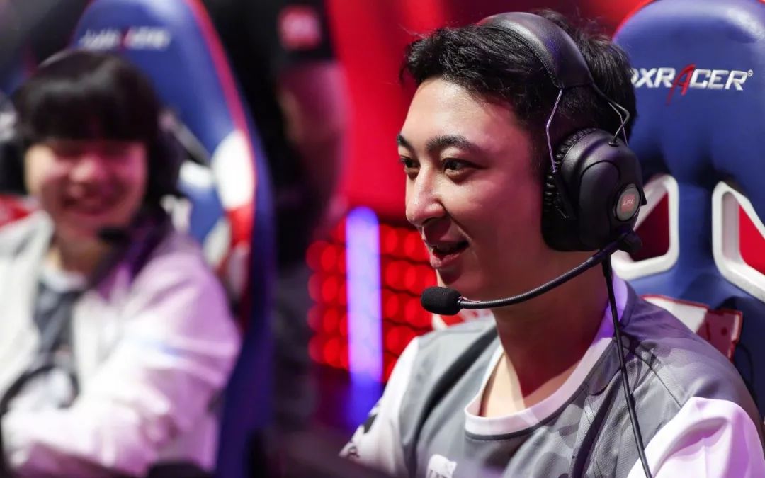 王思聪跌落神坛！从投资天才到负债1.5亿，他究竟差在哪？