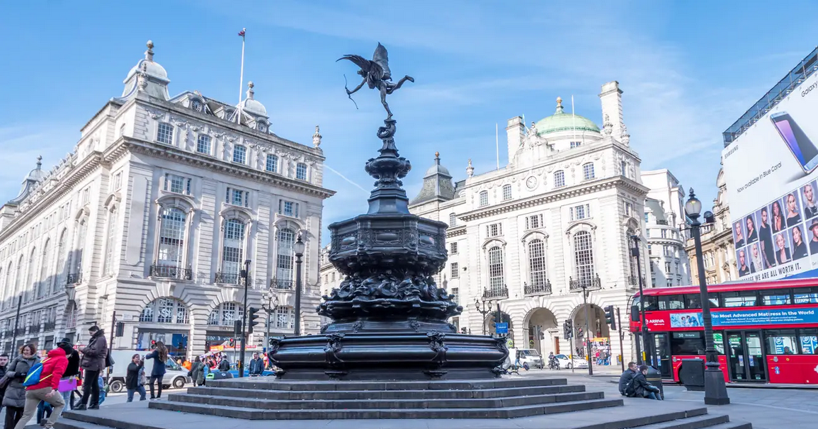 英女王鼓舞人心的演讲经典句 在皮卡迪利广场大屏幕滚动播放