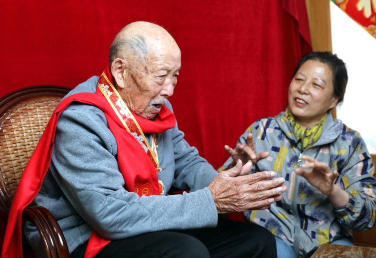 丹心一片 风华百年｜忘记儿女名字，忘不了唱红歌