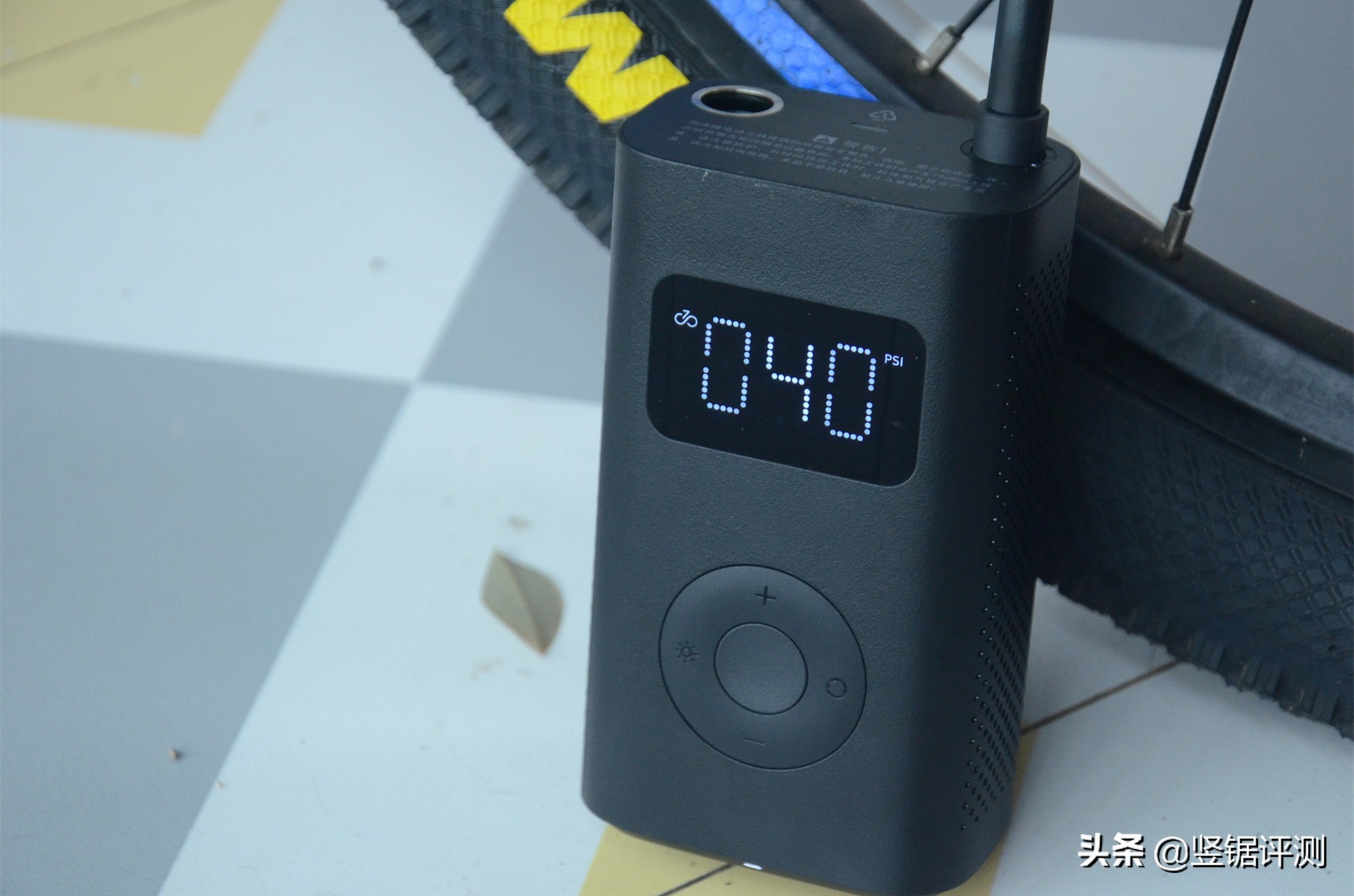 还去汽修店给汽车轮胎充气？用米家充气宝1S就行，省钱且便携
