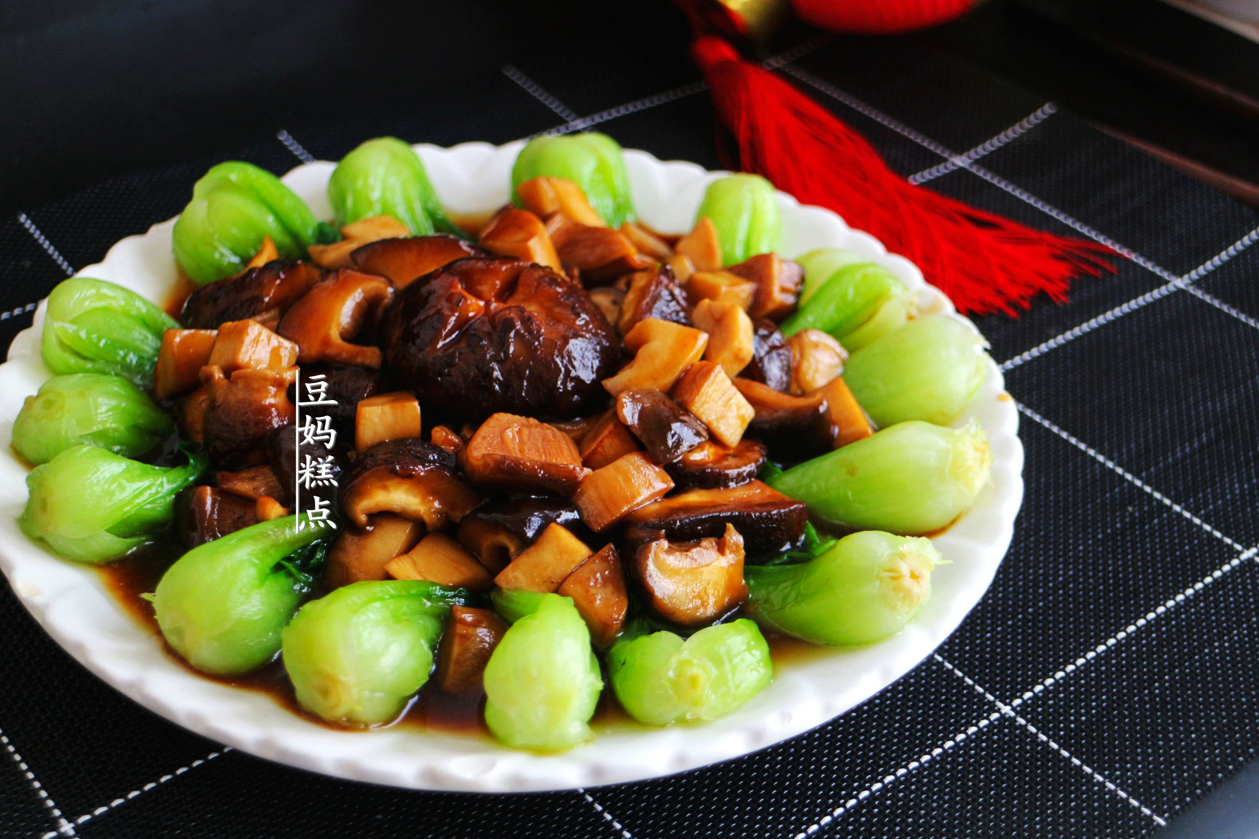 香菇油菜家常做法，简单美味的营养搭配，轻松做出饭店级口感，健康又下饭的完美组合。