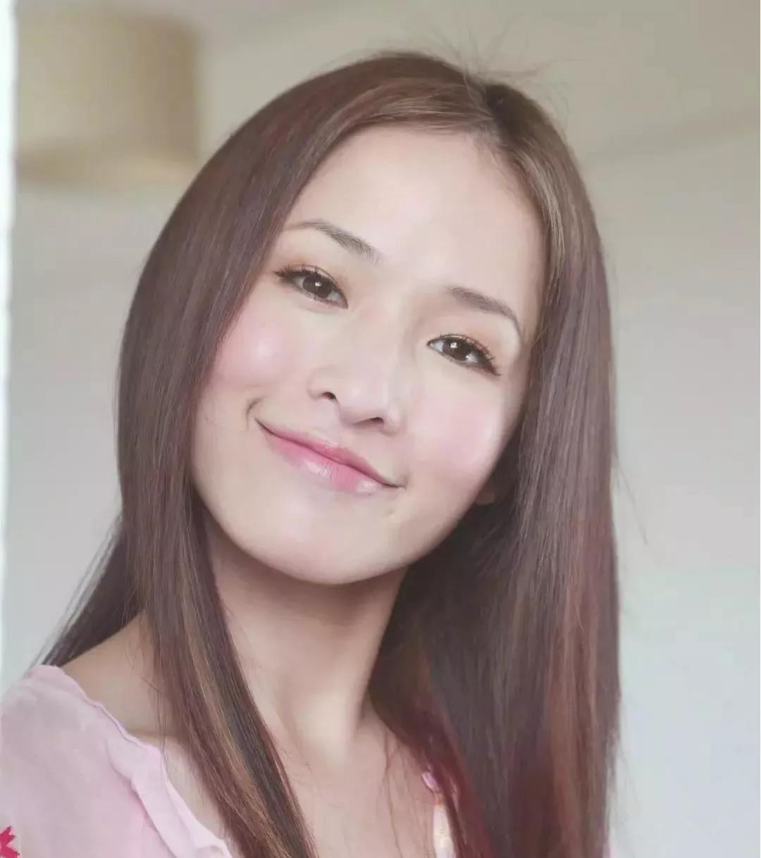 但萧亚轩的长相比较abc,挑眉,单眼皮,皮肉平整紧致,之后的妆容也走