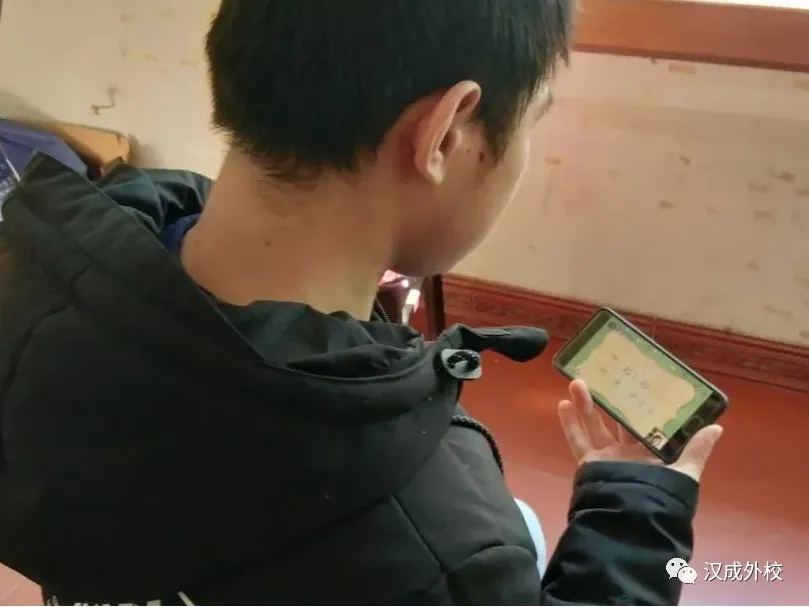 岂曰无衣 与子同袍:汉成外校向一线捐赠防护服
