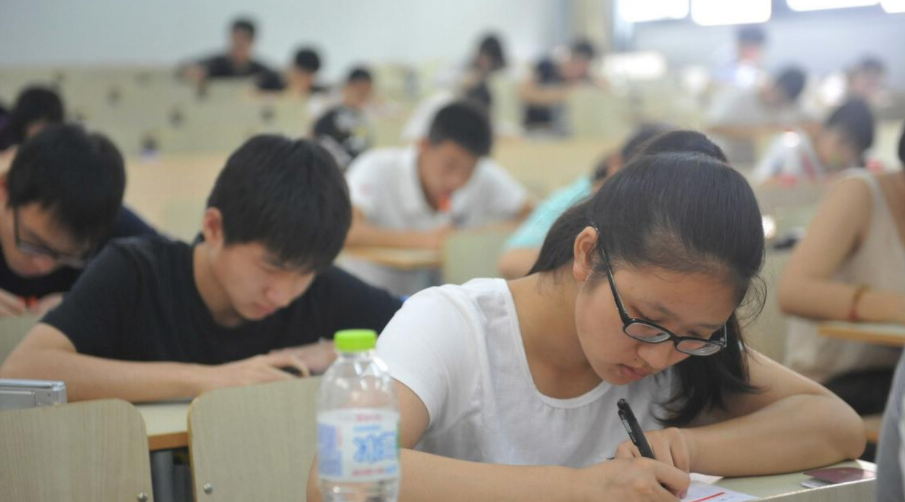 大学里“挂科率高”的专业，内容繁琐且复杂，补考更是难上加难