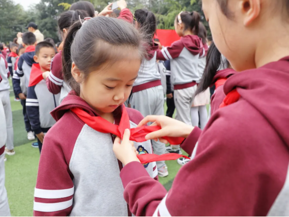 成都市各学校开展“少年先锋队建队日”系列活动