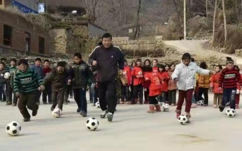 中国足坛教父级人物(河南“足球教父”王随生去世！享年73岁，曾在偏远山区普及足球)