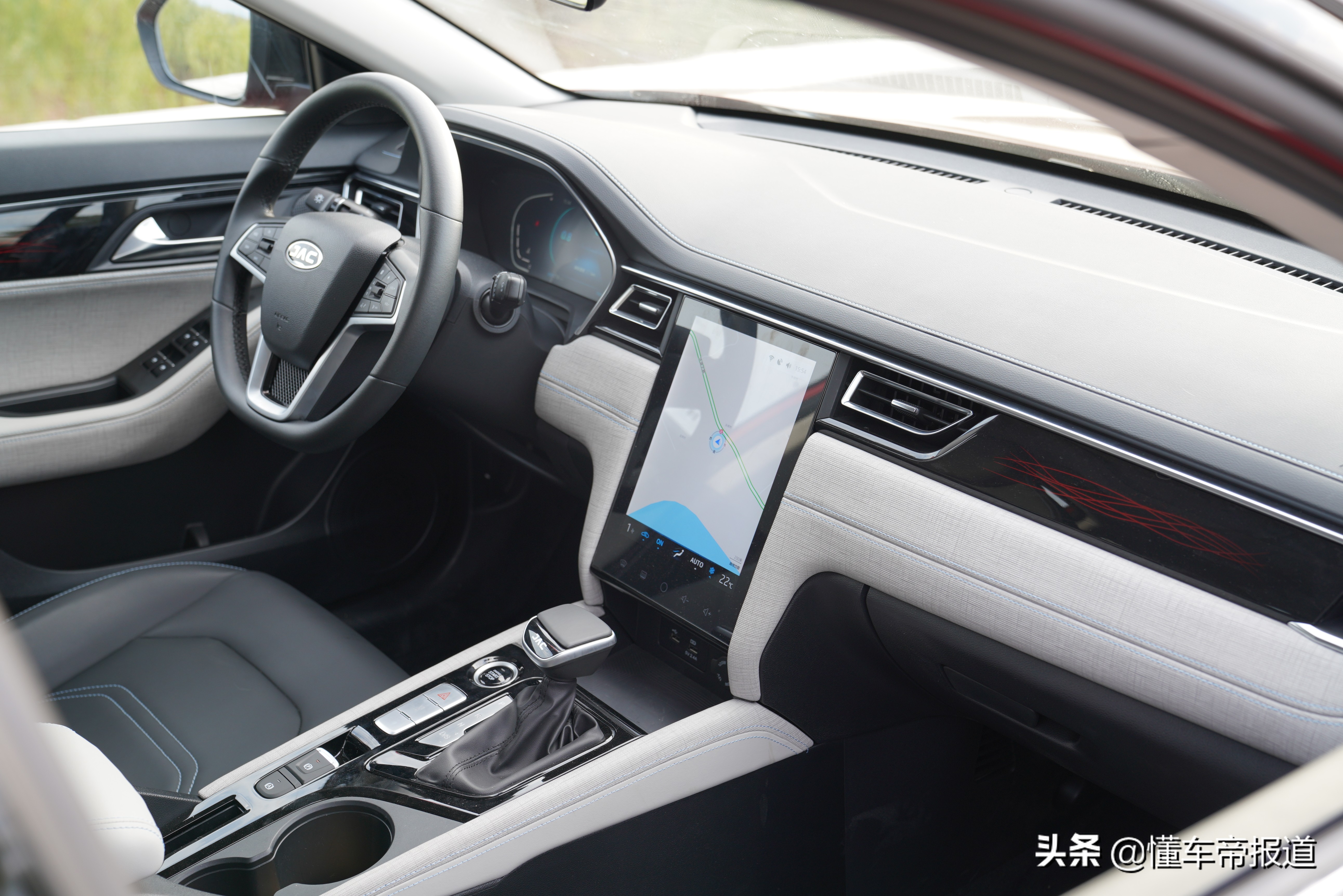 相比外观,嘉悦a5在内饰设计上整体简洁了许多,10.