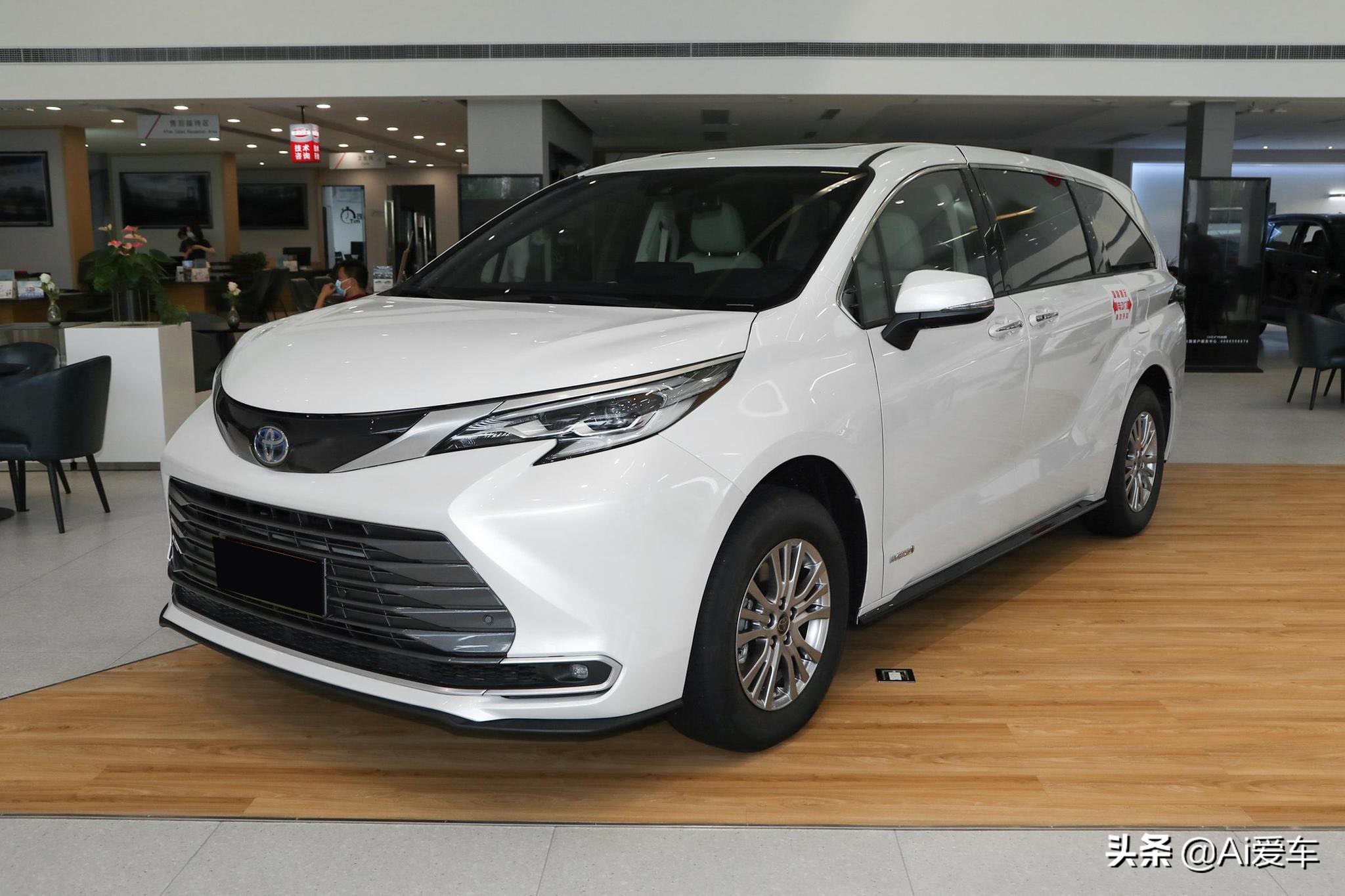 5.3L油耗合资大7座家用MPV，车长超5米1带双电滑门，实拍丰田赛那