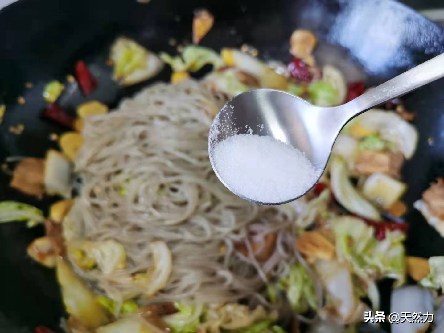 白菜猪肉炒粉条，酒店的做法，家常的味道，简直太美味了