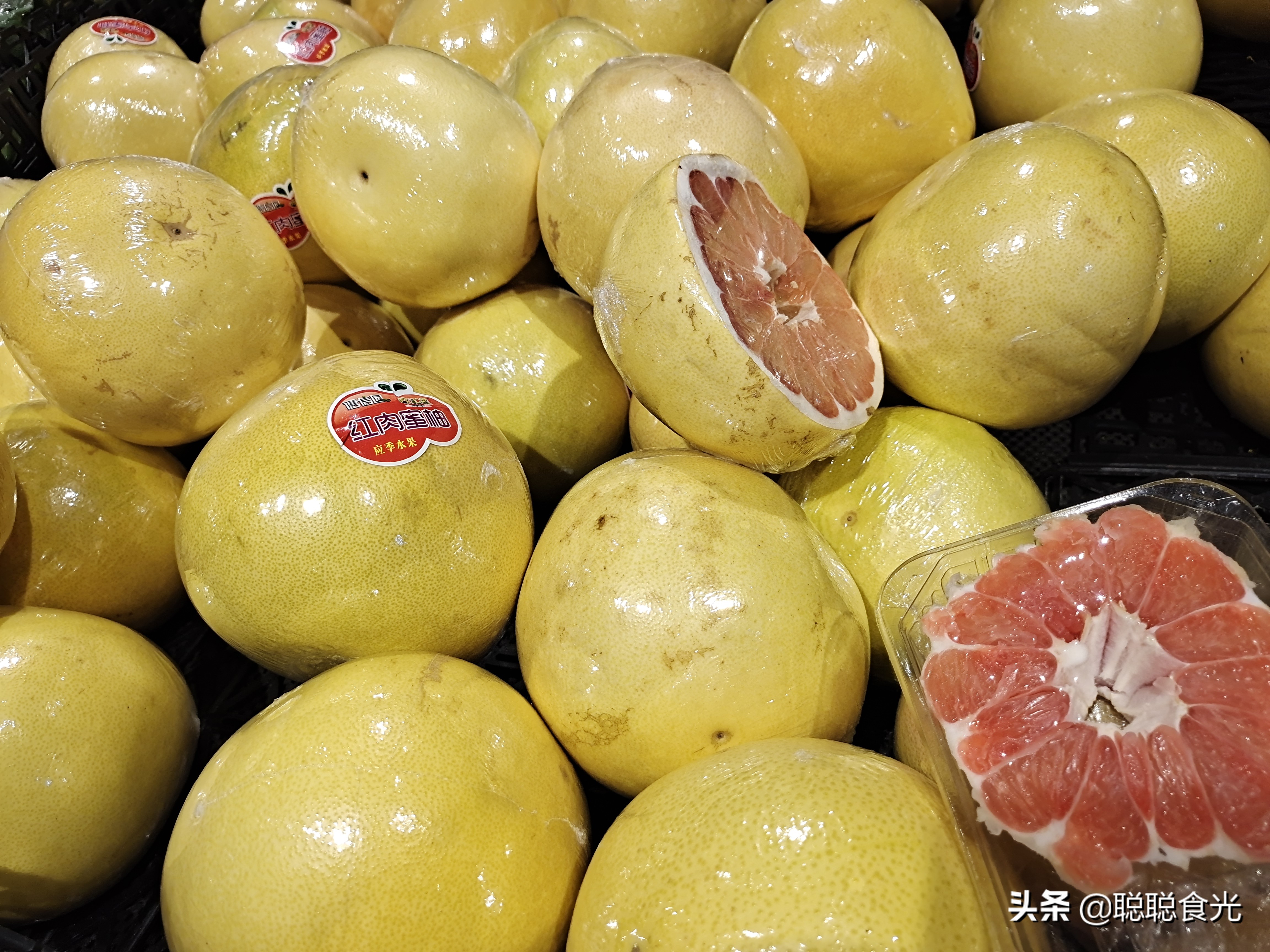 买柚子，挑尖的还是圆的好，牢记这“3点”，柚子皮薄又多汁