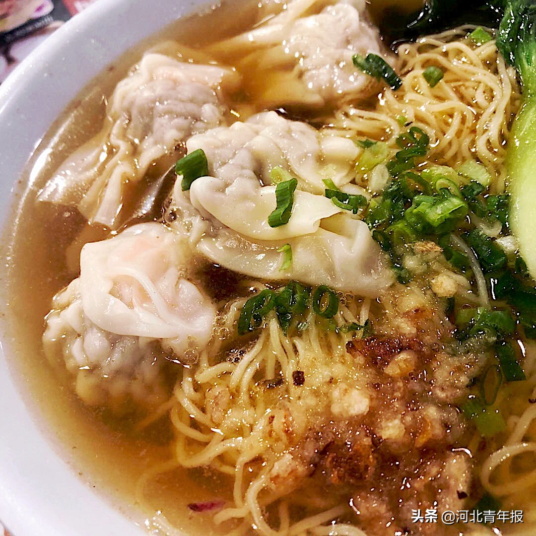 咸蛋三宝饭、鲜虾云吞面、鲜虾烧卖、罗汉斋肠粉……石家庄中山路上的这家港式茶餐厅，餐食让人吃到扶墙走