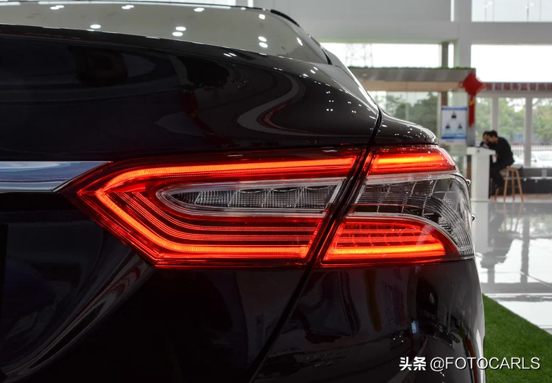 丰田凯美瑞2.0G豪华实拍，售价19.98万，这中控你真的满意么？