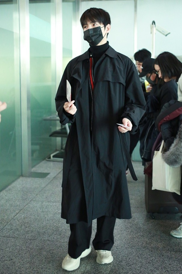 29岁杨洋学长感更强,穿长款外套身姿也挺拔,难怪女孩子都爱他