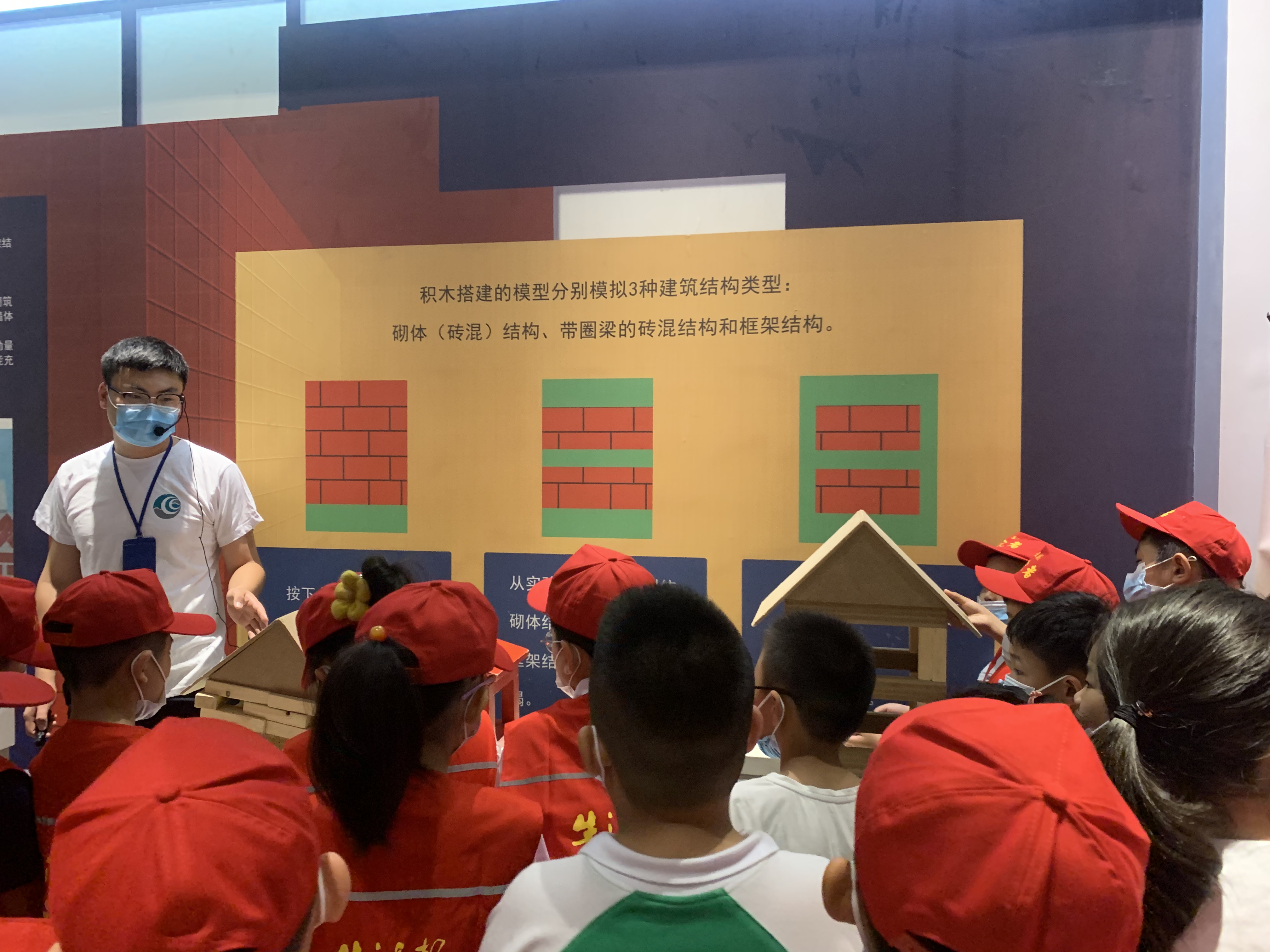 观看科普动画片、体验7.5级地震…33名龙头新闻·生活报小记者走进防震减灾科普馆