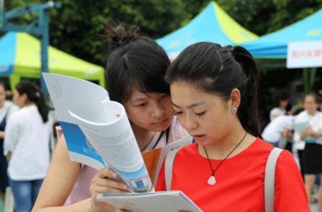 2021高考生迎来“好消息”，普通学生也能沾光，家长表示很欣慰