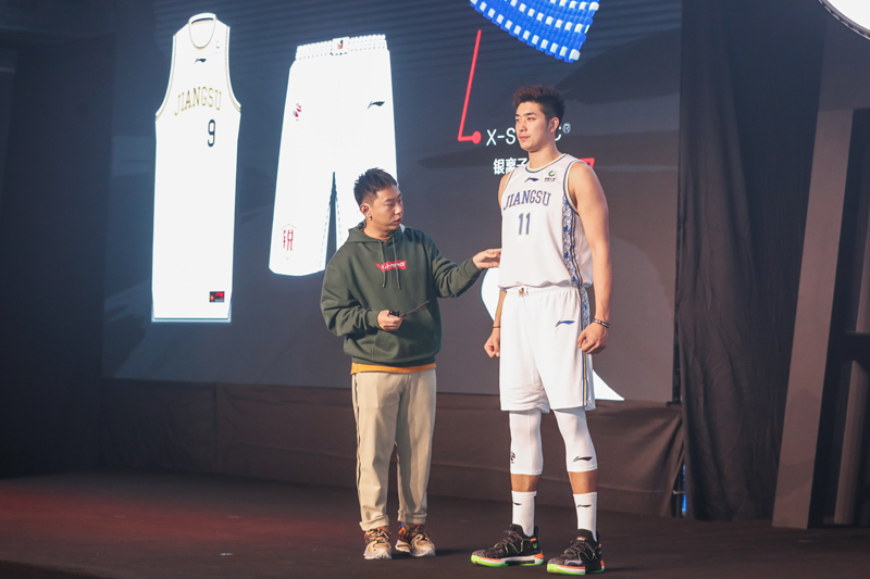 cba为什么都穿李宁(李宁曝CBA新赛季装备！4大特色堪比NBA，但24年联赛赛场或变T台)