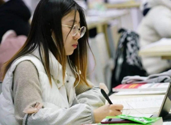 有种研究生叫“考得上，却上不起”，学费42.8万，普通家庭绕道走