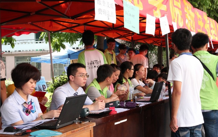 我国有所“入冬”超早的本科，十一就开始棉裤，南方同学倍感新奇