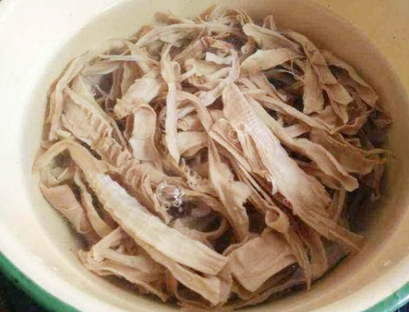 笋干直接放水里泡就错了，大厨分享1个技巧，笋干鲜嫩好吃还易嚼