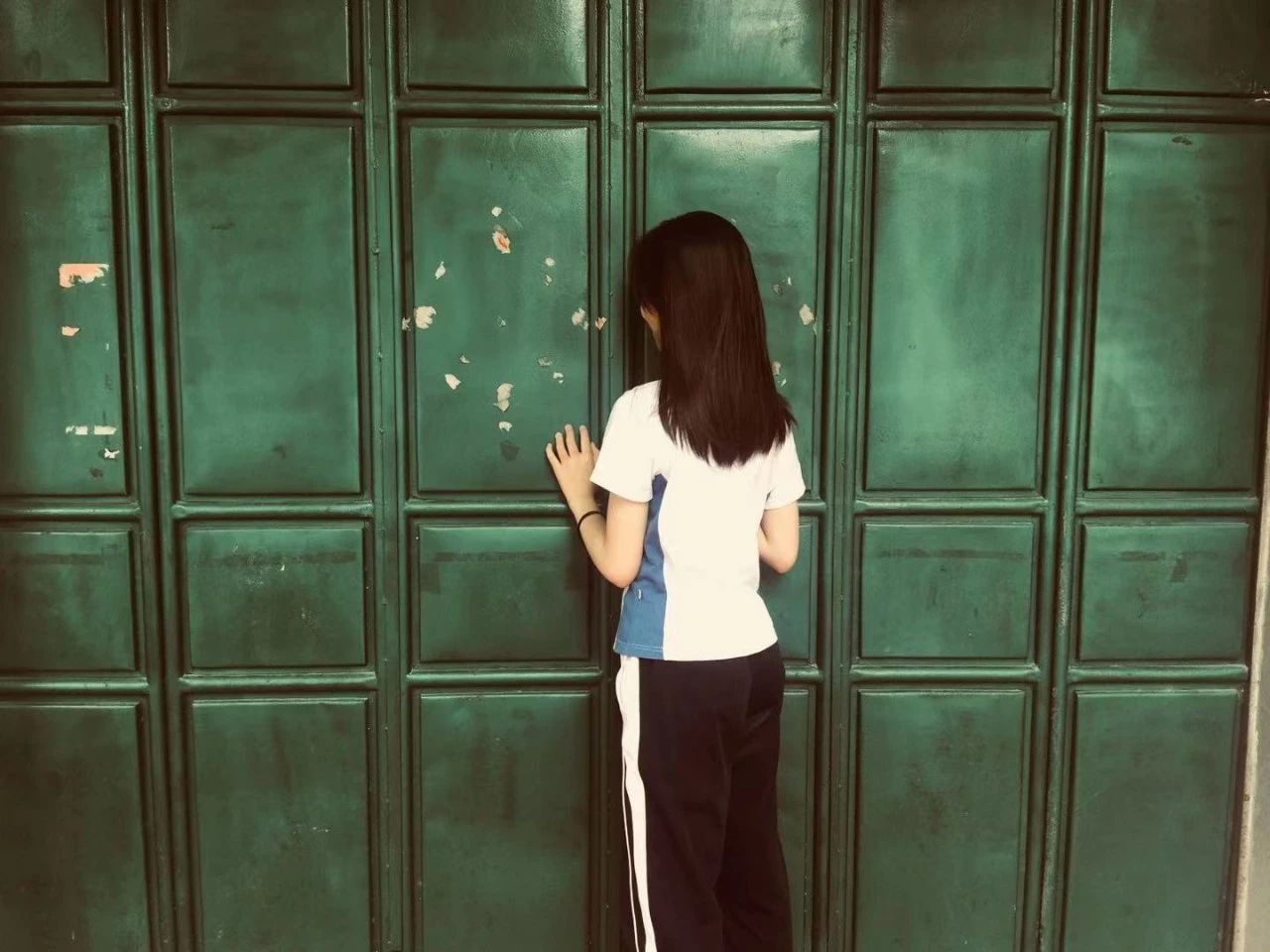 深圳中学校服女生图片（被深圳校服困住的身体）