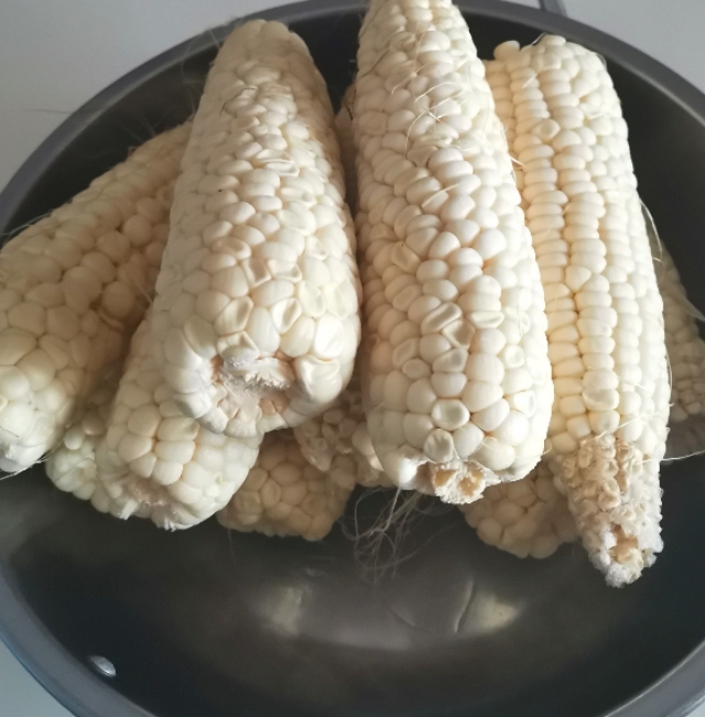 买回来的新鲜玉米没来的急吃,放两天就干瘪了,不妨试试这样吃.